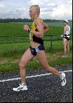 HOLLAND TRIATHLON; ALMERE; 2 SEPTEMBER 2000 Terwijl een achterblijver een sanitaire stop maakt, passeert Petr Vabrousek, de uiteindelijke winnaar van de Holland Triathlon
Copyright: Soenar Chamid