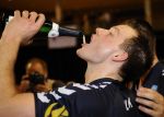13-04-2009 VOLLEYBAL: BEKER FINALES 2009: ALMERE
Niels Plinck met de champagne

Foto: Sander Chamid