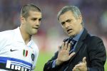 28-04-2010 VOETBAL: CHAMPIONS LEAGUE: FC BARCELONA - INTERNAZIONALE: BARCELONA (NETHERLANDS ONLY)
Jose Mourinho geeft Christian Chivu aanwijzingen

Foto: SCS/IPA