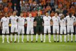 12-08-2009 VOETBAL:NEDERLAND-ENGELAND OEFENWEDSTRIJD:AMSTERDAM 
Engelse team, 1 minuut stilte voor de overleden Bobby Robson.
Foto: Peter van der Ham