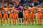 12-08-2009 VOETBAL:NEDERLAND-ENGELAND OEFENWEDSTRIJD:AMSTERDAM 
1 minuut stilte voor de overleden Bobby Robson.
Foto: Peter van der Ham