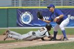 01-08-2010 HONKBAL:NED-ITA:STUTTGART
EK Honkbal Finale Nederland - Italie 4-8
Danny Rombley keert safe terug op Een voordat Jairo Gizzi de bal heeft

Foto: Henk Seppen