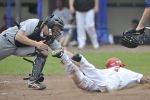 22-08-2010 HONKBAL:KINHEIM-PIRATES:HAARLEM
Playoffs, 3e wedstrijd, Corendon Kinheim - L&D Amsterdam Pirates 4-6
Sidney de Jong tikt Jason Halman uit op de thuisplaat

Foto: Henk Seppen