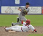 22-08-2010 HONKBAL:KINHEIM-PIRATES:HAARLEM
Playoffs, 3e wedstrijd, Corendon Kinheim - L&D Amsterdam Pirates 4-6
Nick Urbanus heeft de aktie op Twee gemaakt door Jason Halman uit te schakelen

Foto: Henk Seppen