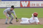 22-08-2010 HONKBAL:KINHEIM-PIRATES:HAARLEM
Playoffs, 3e wedstrijd, Corendon Kinheim - L&D Amsterdam Pirates 4-6
Nick Urbanus tikt Bryan Engelhardt uit op het tweede honk

Foto: Henk Seppen