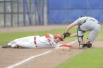 22-08-2010 HONKBAL:KINHEIM-PIRATES:HAARLEM
Playoffs, 3e wedstrijd, Corendon Kinheim - L&D Amsterdam Pirates 4-6
Sidney de Jong tikt Niels van Weert uit op het derde honk

Foto: Henk Seppen