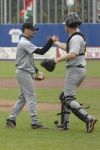 22-08-2010 HONKBAL:KINHEIM-PIRATES:HAARLEM
Playoffs, 3e wedstrijd, Corendon Kinheim - L&D Amsterdam Pirates 4-6
Al Morales wordt door Sidney de Jong gefeliciteerd

Foto: Henk Seppen