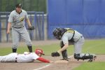 22-08-2010 HONKBAL:KINHEIM-PIRATES:HAARLEM
Playoffs, 3e wedstrijd, Corendon Kinheim - L&D Amsterdam Pirates 4-6
Sidney de Jong tikt Niels van Weert uit op het derde honk, Jos de Jong kijkt vol emotie toe

Foto: Henk Seppen