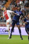 31-07-2010 VOETBAL: JOHAN CRUIJFF SCHAAL: AJAX - FC TWENTE: AMSTERDAM
Toby Alderweireld in kopduel met rechts Douglas

Foto: Sander Chamid