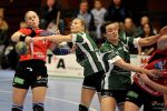 30-01-2010 HANDBAL:VOC-DALFSEN:AMSTERDAM
competitie VOC Amsterdam - BizzTravel Dalfsen 34-18
Duwen en trekken, Petra Kamphorst in duel met Teuntje Schaefers en rechts Yvette Broch

Foto: Henk Seppen