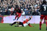 31-01-2010 VOETBAL: EREDIVISIE: FEYENOORD- AJAX: ROTTERDAM
De Kuip, Feyenoord - Ajax 1-1
Urby Emanuelson ontwijkt de tackle van Stefan de Vrij

Foto: Henk Seppen