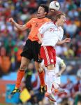 14-06-2010 VOETBAL:2010 FIFA WORLD CUP:NEDERLAND-DENEMARKEN:JOHANNESBURG
 Mark van Bommelin een kopduel met Christian Eriksen

Foto: Chai von der Laage