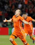 06-07-2010 VOETBAL:2010 FIFA WORLD CUP:URUGUAY-NEDERLAND:KAAPSTAD (NETHERLANDS ONLY)
Arjen Robben na zijn fantastische kopbal waarmee hij  de stand op 3-1 bracht

Foto: Mutsu KAWAMORI