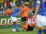 02-07-2010 VOETBAL:2010 FIFA WORLD CUP:NEDERLAND-BRAZILIE:PORT ELIZABETH
Arjen Robben wordt op zijn kuit getrapt door Robinho die een rode kaart krijgt, FELIPE MELO gaat in discussie met Gregory van der Wiel

Foto:Soenar Chamid