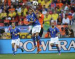 02-07-2010 VOETBAL:2010 FIFA WORLD CUP:NEDERLAND-BRAZILIE:PORT ELIZABETH
Giovanni van Bronckhorst in een kopduel tegen Dani Alves

Foto:Soenar Chamid