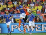 02-07-2010 VOETBAL:2010 FIFA WORLD CUP:NEDERLAND-BRAZILIE:PORT ELIZABETH
Giovanni van Bronckhorst in een kopduel tegen Dani Alves

Foto:Soenar Chamid