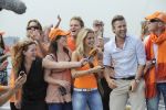13-07-2010 VOETBAL:RONDVAART GRACHTEN NEDERLANDS TEAM:AMSTERDAM
Nicolette van Dam wordt geflankeerd door Winston Gerstanovic en Kim Lian van der Mey

Foto:Soenar Chamid