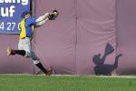 25-07-2010 HONKBAL:NEDERLAND-OEKRAINE:HEIDENHEIM
EK Honkbal Duitsland, Nederland - Ukraine
De vangbal van Olexiy Glukhiy van Ukraine met zijn schaduw

Foto: Henk Seppen