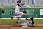 27-07-2010 HONKBAL:NEDERLAND-BELGIE:STUTTGART
EK Honkbal, Nederland - Belgie 10-0
Benjamin Dille, spelend voor Belgie maar ook in de Nederlandse competitie, ontwijkt de tackle van Sidney de Jong

Foto: Henk Seppen
