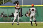 27-07-2010 HONKBAL:NEDERLAND-BELGIE:STUTTGART
EK Honkbal, Nederland - Belgie 10-0
Michael Duursma ziet hoe Dirk van het Klooster de bal vangt

Foto: Henk Seppen