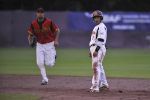 28-07-2010 HONKBAL:NEDERLAND-DUITSLAND:HEIDENHEIM
EK Honkbal, Netherlands - Germany
Dwayne Kemp kan niet geloven dat hij uit is, terwijl Sascha Lutz het veld al uit loopt

Foto: Henk Seppen