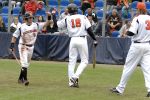 28-07-2010 HONKBAL:NEDERLAND-DUITSLAND:HEIDENHEIM
EK Honkbal, Netherlands - Germany
Michael Duursma wordt binnengehaald door Dirk van het Klooster nadat Duursma over de thuisplaat is gekomen

Foto: Henk Seppen