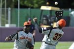30-07-2010 HONKBAL:NEDERLAND-GRIEKENLAND:HEIDENHEIM
EK Honkbal, finaleronde, Nederland - Griekenland 10-0
Raily Legito kan er om lachen dat Bryan Engelhardt hem overcalld om de bal te vangen

Foto: Henk Seppen