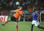 02-07-2010 VOETBAL:2010 FIFA WORLD CUP:NEDERLAND-BRAZILIE:PORT ELIZABETH
Klaas Jan Huntelaar kopbal

Foto:Soenar Chamid