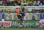 02-07-2010 VOETBAL:2010 FIFA WORLD CUP:NEDERLAND-BRAZILIE:PORT ELIZABETH
Robin van Persie in duel met doelman Julio Cesar

Foto:Soenar Chamid