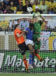 02-07-2010 VOETBAL:2010 FIFA WORLD CUP:NEDERLAND-BRAZILIE:PORT ELIZABETH
Robin van Persie in duel met doelman Julio Cesar

Foto:Soenar Chamid