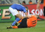 02-07-2010 VOETBAL:2010 FIFA WORLD CUP:NEDERLAND-BRAZILIE:PORT ELIZABETH
Arjen Robben wordt op zijn kuit getrapt door Robinho die een rode kaart krijgt

Foto:Soenar Chamid