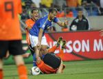 02-07-2010 VOETBAL:2010 FIFA WORLD CUP:NEDERLAND-BRAZILIE:PORT ELIZABETH
Arjen Robben wordt op zijn kuit getrapt door Robinho die een rode kaart krijgt

Foto:Soenar Chamid
