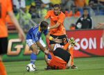 02-07-2010 VOETBAL:2010 FIFA WORLD CUP:NEDERLAND-BRAZILIE:PORT ELIZABETH
Arjen Robben wordt op zijn kuit getrapt door Robinho die een rode kaart krijgt

Foto:Soenar Chamid