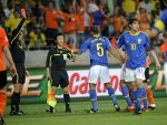 02-07-2010 VOETBAL:2010 FIFA WORLD CUP:NEDERLAND-BRAZILIE:PORT ELIZABETH
Scheidsrechter geeft een rode kaart aan Robinho

Foto:Soenar Chamid