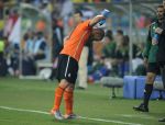02-07-2010 VOETBAL:2010 FIFA WORLD CUP:NEDERLAND-BRAZILIE:PORT ELIZABETH
Wesley Sneijder, water

Foto:Soenar Chamid