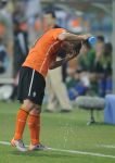 02-07-2010 VOETBAL:2010 FIFA WORLD CUP:NEDERLAND-BRAZILIE:PORT ELIZABETH
Wesley Sneijder, water

Foto:Soenar Chamid