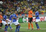 02-07-2010 VOETBAL:ORANJE MARS:PORT ELIZABETH
Wesley Sneijder brengt met een kopbal de stand op 2-1

Foto:Soenar Chamid