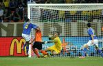 02-07-2010 VOETBAL:2010 FIFA WORLD CUP:NEDERLAND-BRAZILIE:PORT ELIZABETH
Doelman Maarten Stekelenburg treeds reddend op

Foto:Soenar Chamid