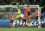 02-07-2010 VOETBAL:2010 FIFA WORLD CUP:NEDERLAND-BRAZILIE:PORT ELIZABETH
Doelman Maarten Stekelenburg treed reddend op

Foto:Soenar Chamid
