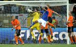 02-07-2010 VOETBAL:2010 FIFA WORLD CUP:NEDERLAND-BRAZILIE:PORT ELIZABETH
Doelman Maarten Stekelenburg treed reddend op

Foto:Soenar Chamid