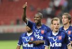 31-07-2010 VOETBAL: JOHAN CRUIJFF SCHAAL: AJAX - FC TWENTE: AMSTERDAM
Douglas steekt zijn duim op naar de supporters.

Foto: Sander Chamid