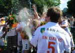 12-06-2010 : HOCKEY : RABO HOOFDKLASSE HEREN FINALE PLAY-OFFS 2009-2010 : BLOEMENDAAL - HGC : BLOEMENDAAL
Eby Kessing spuit de champagne over zijn elftalgenoten en begeleiding van Bloemendaal na het behalen van het landskampioenschap.
Foto : Ben Haeck