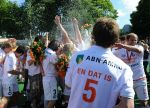 12-06-2010 : HOCKEY : RABO HOOFDKLASSE HEREN FINALE PLAY-OFFS 2009-2010 : BLOEMENDAAL - HGC : BLOEMENDAAL
Eby Kessing spuit de champagne over zijn elftalgenoten en begeleiding van Bloemendaal na het behalen van het landskampioenschap.
Foto : Ben Haeck