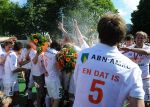 12-06-2010 : HOCKEY : RABO HOOFDKLASSE HEREN FINALE PLAY-OFFS 2009-2010 : BLOEMENDAAL - HGC : BLOEMENDAAL
Eby Kessing spuit de champagne over zijn elftalgenoten en begeleiding van Bloemendaal na het behalen van het landskampioenschap.
Foto : Ben Haeck