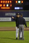 17-06-2010 HONKBAL:PIRATES-HCAW:AMSTERDAM
hoofdklasse, L&D Amsterdam - HCAW 7-6
Charles Urbanus is het niet eens met de beslissing van umpire Roy vd Wateringen

Foto: Henk Seppen