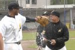 20-06-2010 HONKBAL:PIRATES-HCAW:AMSTERDAM
hoofdklasse, L&D Amsterdam - HCAW Bussum 13-1
Rashid Gerard laat de schampagne knallen

Foto: Henk Seppen