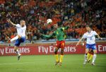 24-06-2010 VOETBAL:2010 FIFA WORLD CUP:KAMEROEN/NEDERLAND:KAAPSTAD
Kopbal John Heitinga, samel etoo (9) en Khalid Boulahrouz

Foto:Soenar Chamid