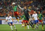 24-06-2010 VOETBAL:2010 FIFA WORLD CUP:KAMEROEN/NEDERLAND:KAAPSTAD
Doelman Maarten Stekelenburg treedt reddend op op een kopbal van Jean Makoun

Foto:Soenar Chamid