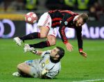 14-03-2010 VOETBAL:MILAN0-CHIEVO VERONA:MILAAN (NETHERLANDS ONLY)
David Beckham, blessure wordt getackled door -Stefano Sorrentino

Foto: Image Photo Agency