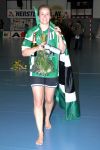 30-05-2009 HANDBAL:HELLAS-VOC:DEN HAAG
finale kampioenschap van Nederland, Hellas Den Haag - VOC Amsterdam 23-32, VOC kampioen
Elly-An de Boer met medaille, champagne, bloemen en vlag maar zonder schoenen

Foto: Henk Seppen